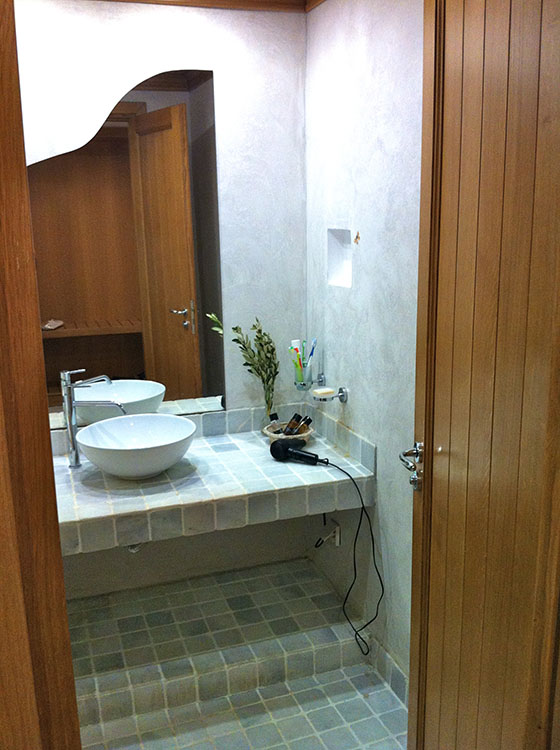 Bathroom with white marble tiles